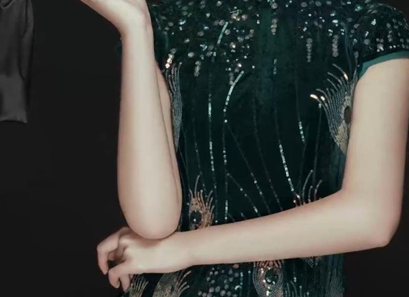 往下边塞红酒瓶再按肚子喝掉