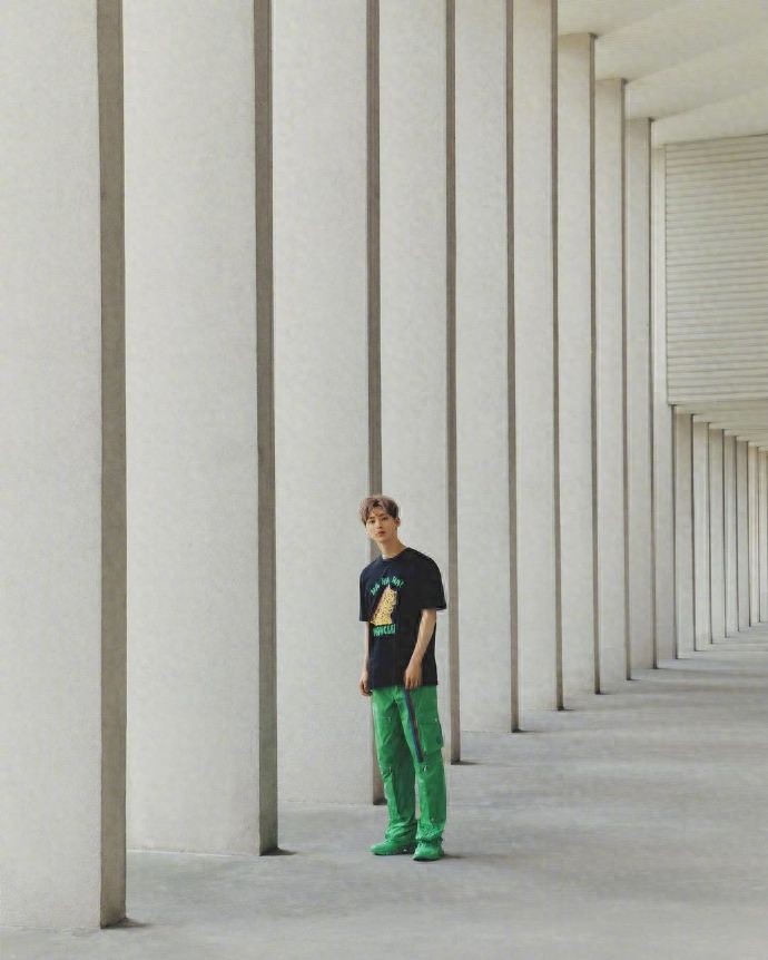 前WANNA ONE成员黄旼炫画报，简洁清新又时尚，为韩系少年心动