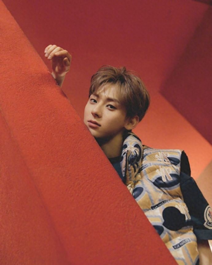 前WANNA ONE成员黄旼炫画报，简洁清新又时尚，为韩系少年心动