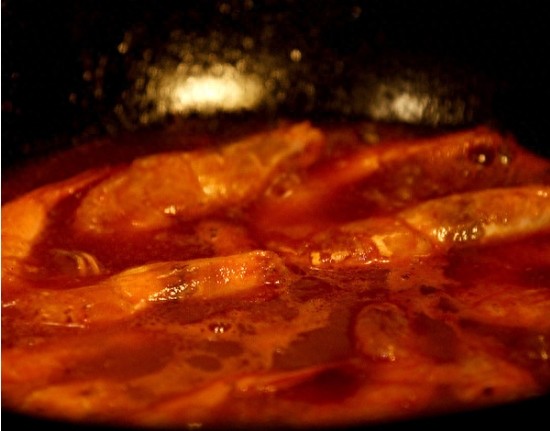 滋味美到心里，教您烹制酸甜可口的红焖大虾