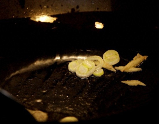 滋味美到心里，教您烹制酸甜可口的红焖大虾