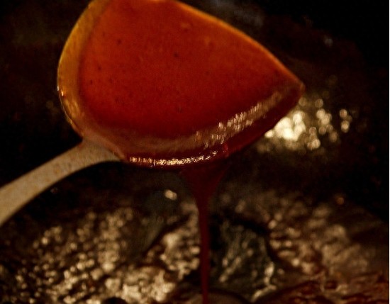 滋味美到心里，教您烹制酸甜可口的红焖大虾