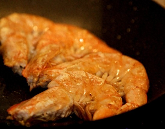 滋味美到心里，教您烹制酸甜可口的红焖大虾