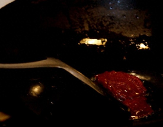 滋味美到心里，教您烹制酸甜可口的红焖大虾