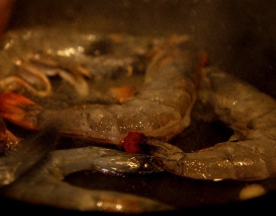 滋味美到心里，教您烹制酸甜可口的红焖大虾