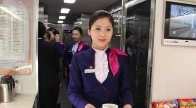 ​高铁餐服员哭诉：饭菜滞销还得赔钱，工资悲惨低迷