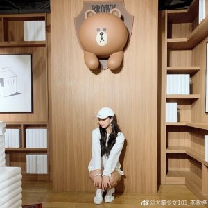 ​火箭少女李紫婷清纯可爱 纯白look秀出大长腿