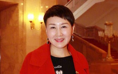 ​张凯丽：34岁嫁给作家，跟丈夫相爱26年，却从不让女儿喊她妈妈